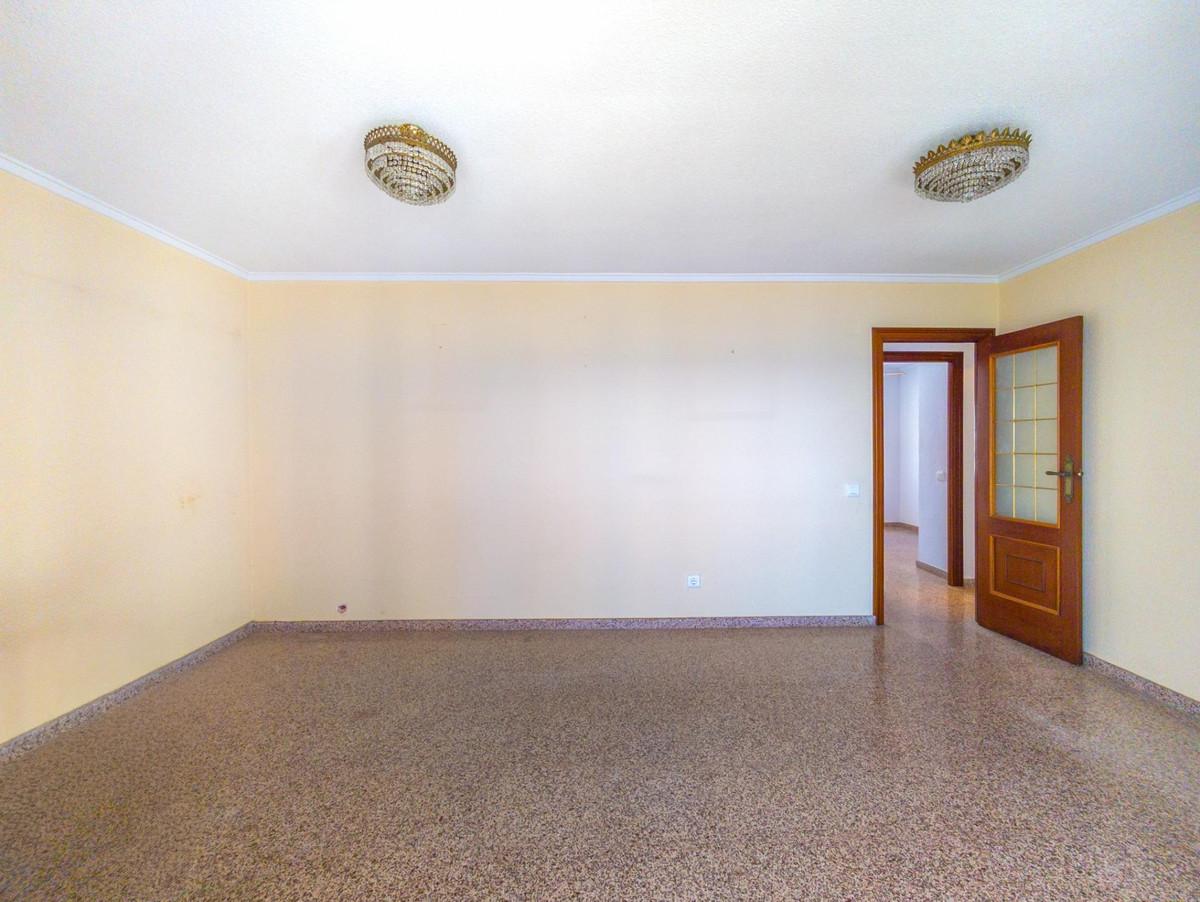 For sale - 3 Bedroom 1 Bathroom Apartment - Middle Floor Apartment in Torrevieja - Torrevieja Centro  - Alicante