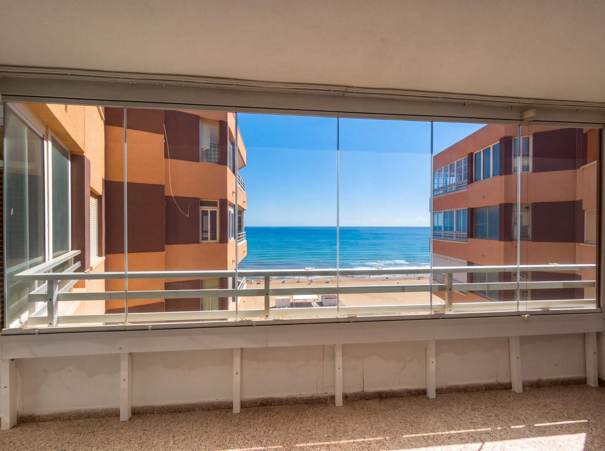 For sale - 3 Bedroom 1 Bathroom Apartment - Middle Floor Apartment in Torrevieja - Torrevieja Centro  - Alicante