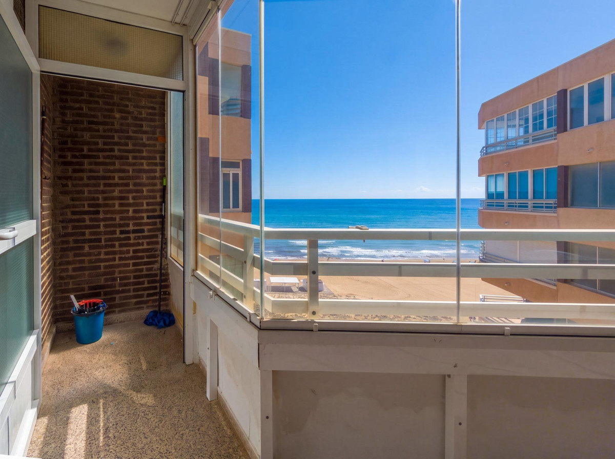 For sale - 3 Bedroom 1 Bathroom Apartment - Middle Floor Apartment in Torrevieja - Torrevieja Centro  - Alicante