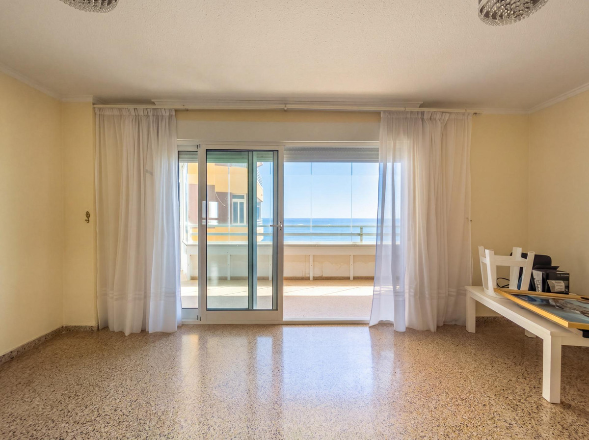 For sale - 3 Bedroom 1 Bathroom Apartment - Middle Floor Apartment in Torrevieja - Torrevieja Centro  - Alicante