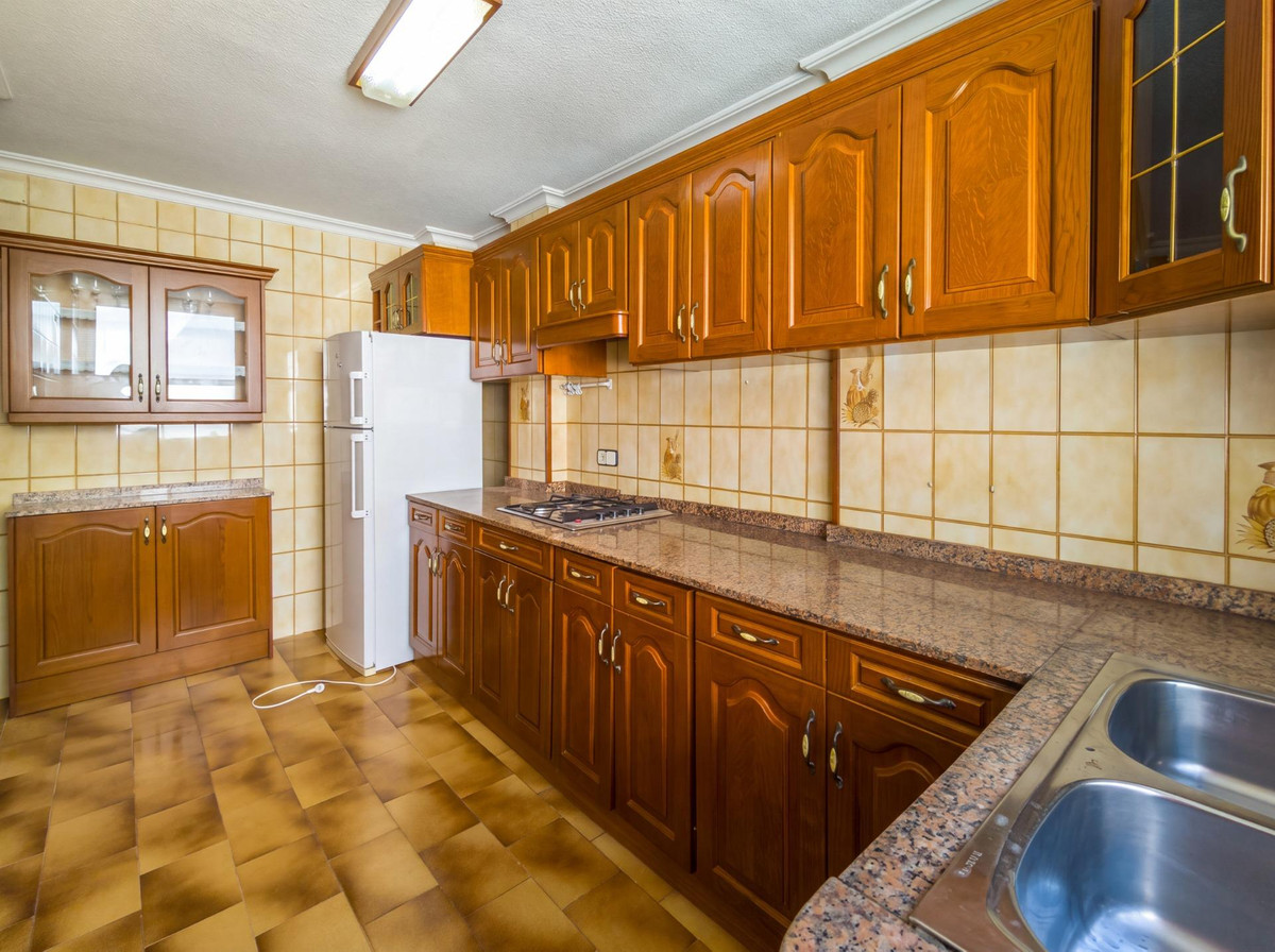 For sale - 3 Bedroom 1 Bathroom Apartment - Middle Floor Apartment in Torrevieja - Torrevieja Centro  - Alicante