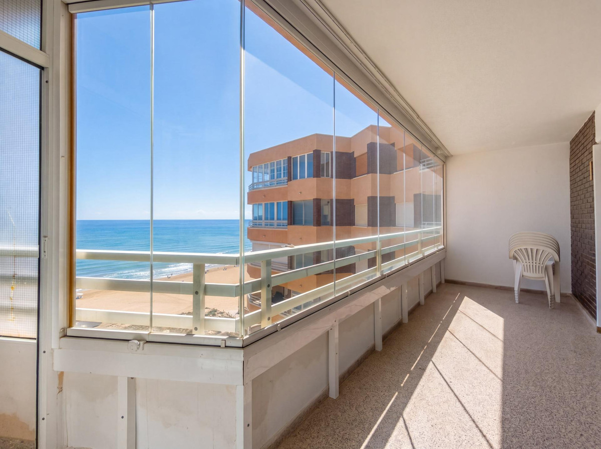 For sale - 3 Bedroom 1 Bathroom Apartment - Middle Floor Apartment in Torrevieja - Torrevieja Centro  - Alicante