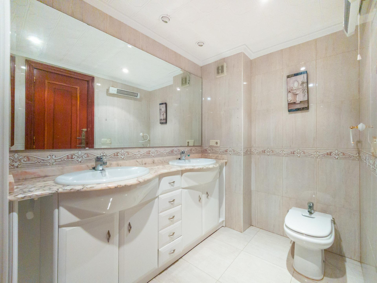 For sale - 3 Bedroom 1 Bathroom Apartment - Middle Floor Apartment in Torrevieja - Torrevieja Centro  - Alicante