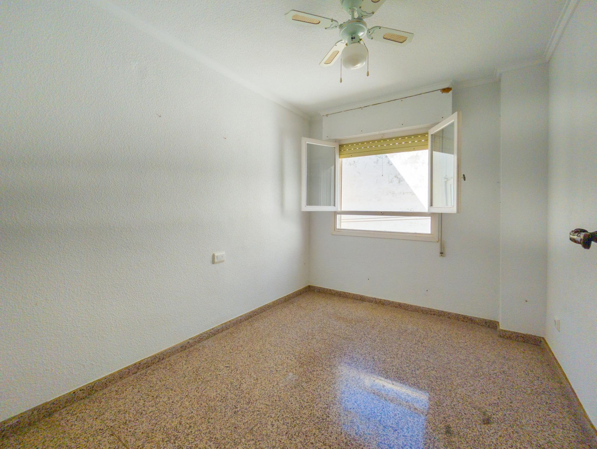 For sale - 3 Bedroom 1 Bathroom Apartment - Middle Floor Apartment in Torrevieja - Torrevieja Centro  - Alicante