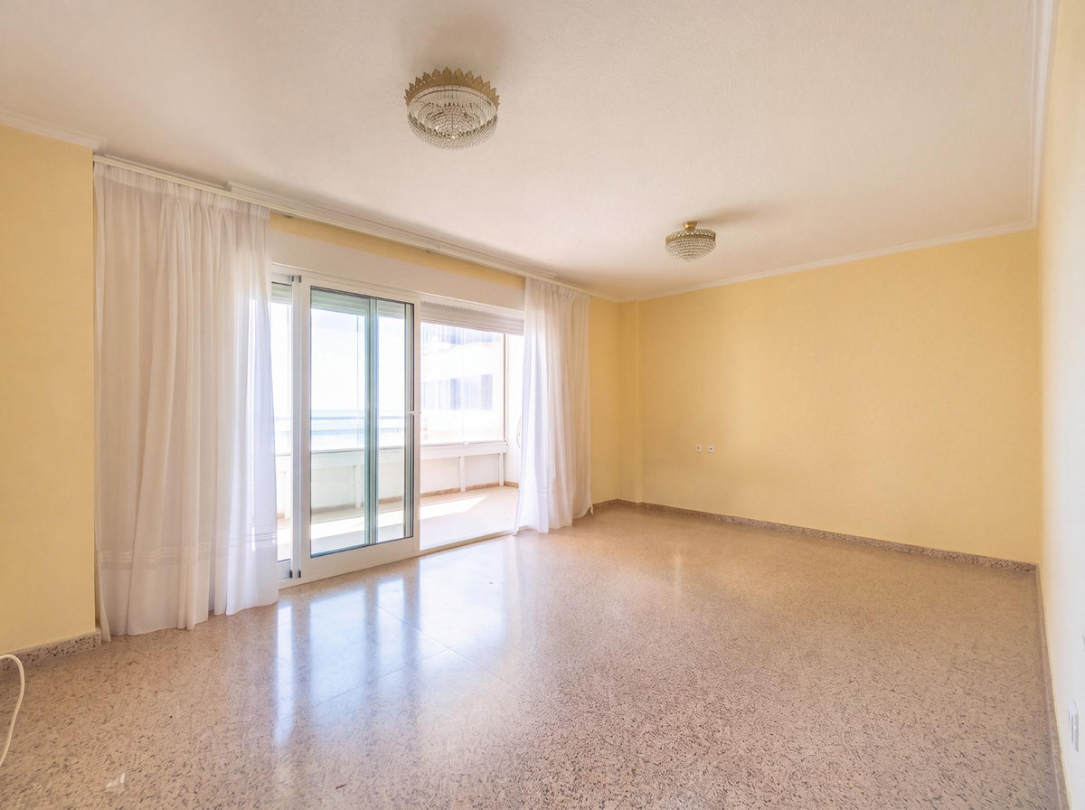 For sale - 3 Bedroom 1 Bathroom Apartment - Middle Floor Apartment in Torrevieja - Torrevieja Centro  - Alicante