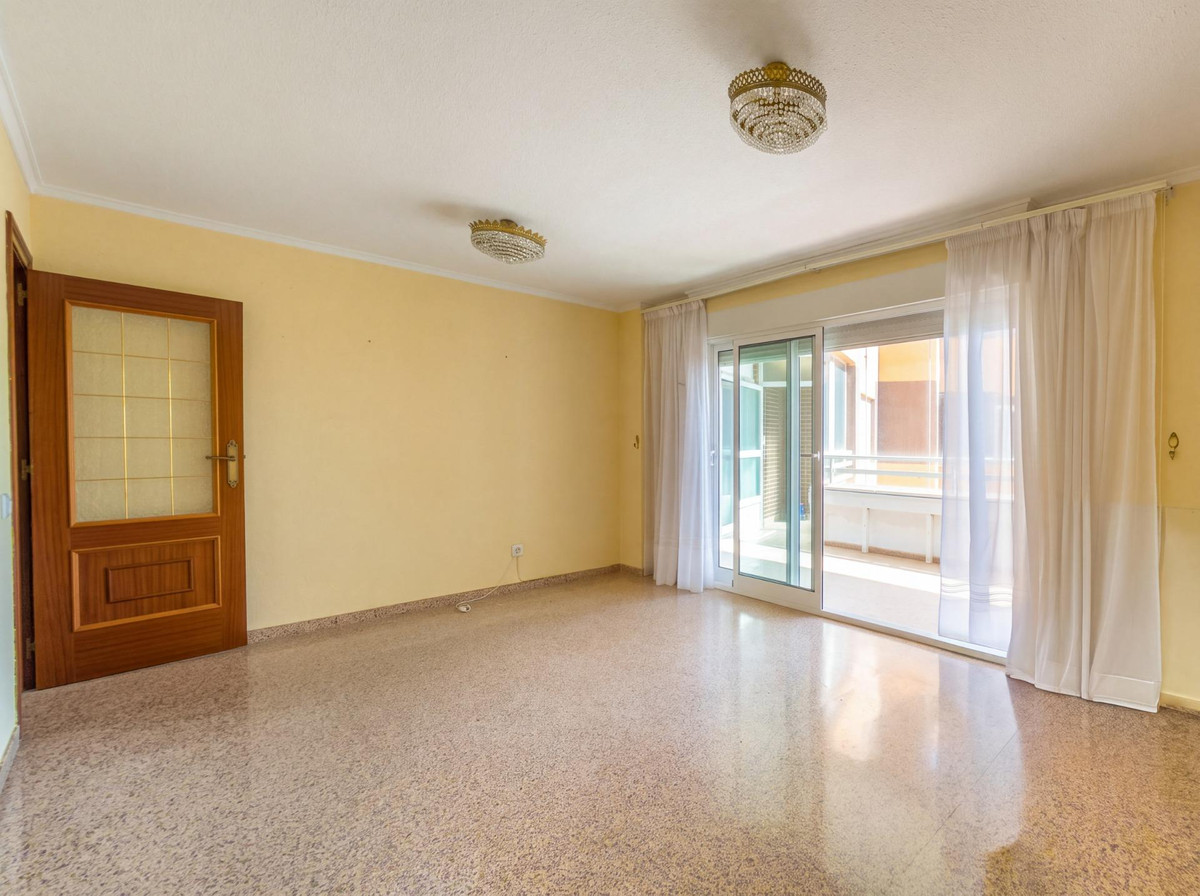 For sale - 3 Bedroom 1 Bathroom Apartment - Middle Floor Apartment in Torrevieja - Torrevieja Centro  - Alicante