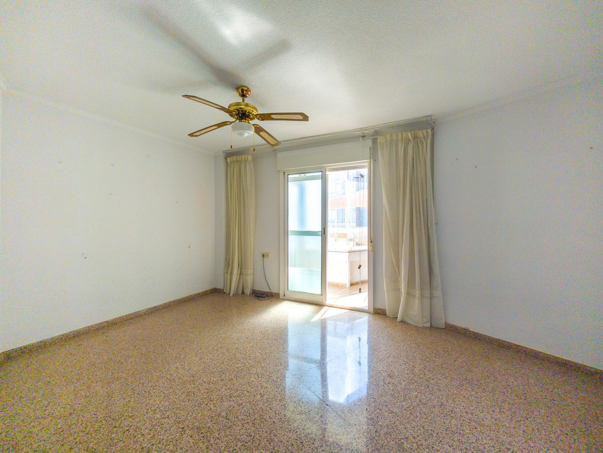 For sale - 3 Bedroom 1 Bathroom Apartment - Middle Floor Apartment in Torrevieja - Torrevieja Centro  - Alicante