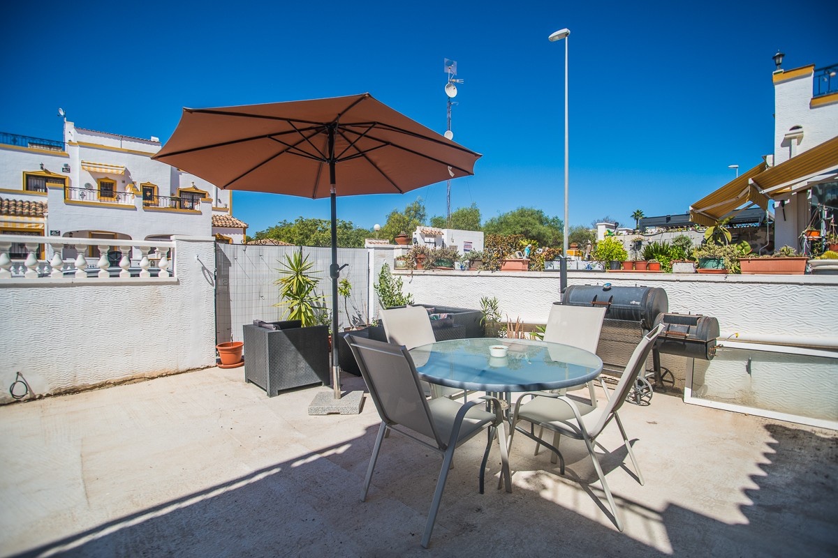 For sale - 3 Bedroom 1 Bathroom House in Vistabella golf - Vistabella Golf  - Alicante