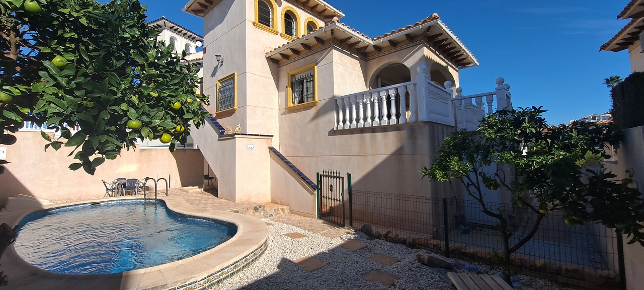For sale - 5 Bedroom 3 Bathroom Villa in La Zenia - Costa Blanca  - Alicante