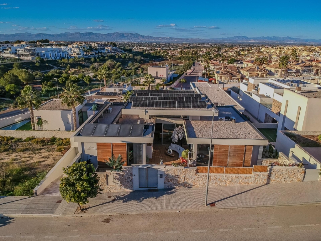 4 Bedroom 3 Bathroom Villa in Benijofar