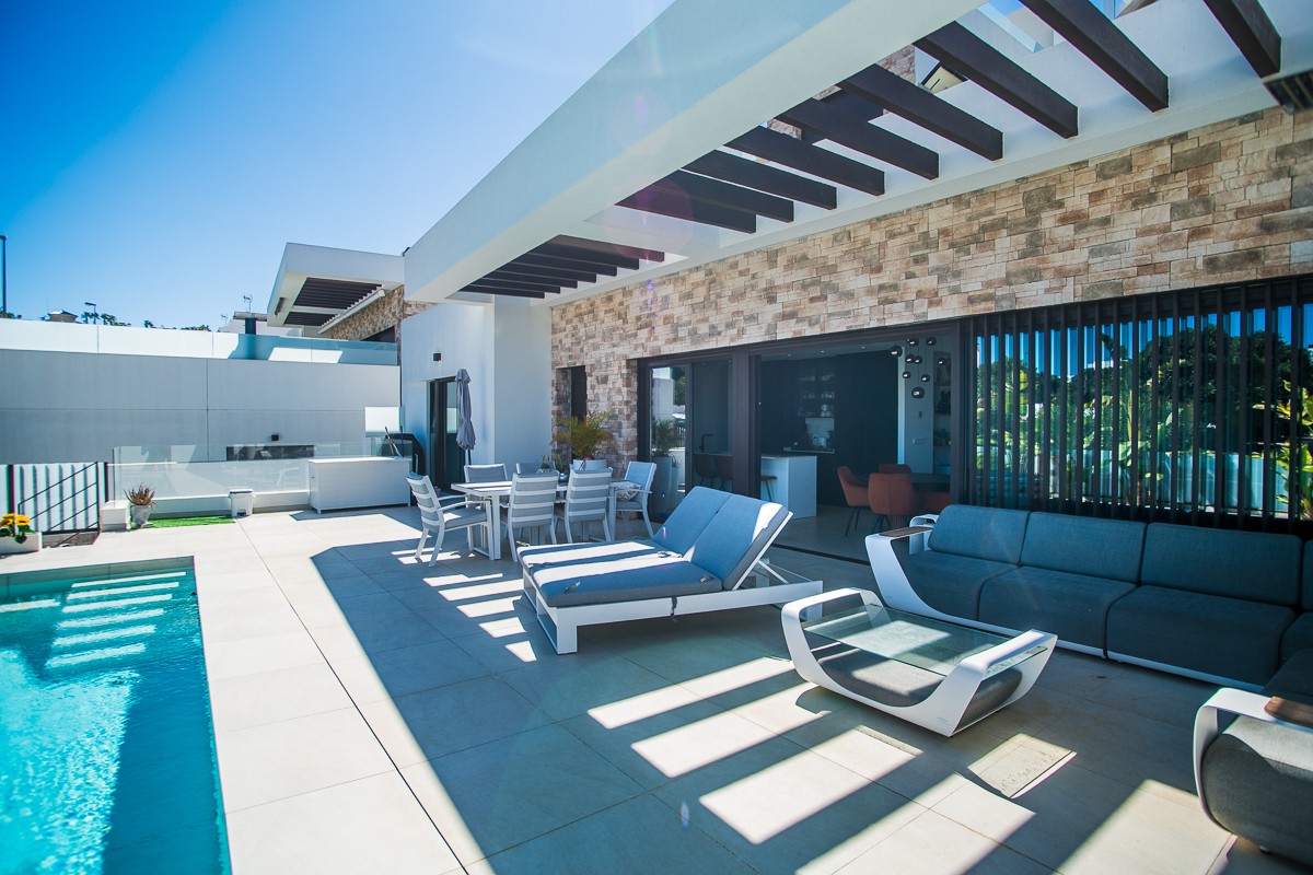 For sale - 4 Bedroom 4 Bathroom Villa in Rojales - Inland  - Alicante