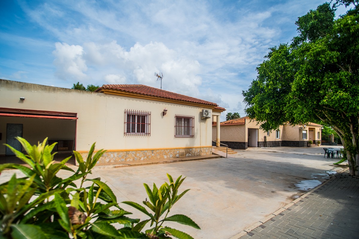 For sale - 7 Bedroom 4 Bathroom Villa in Orihuela - Inland  - Alicante