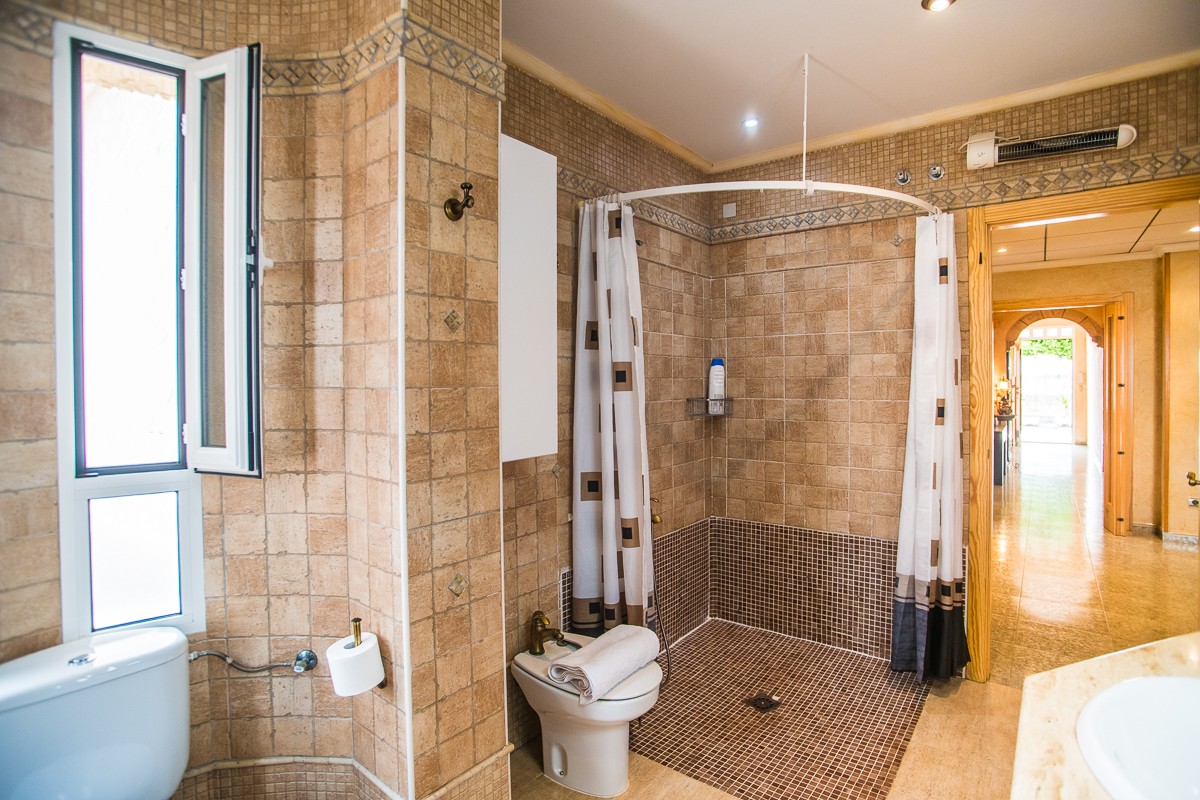 For sale - 7 Bedroom 4 Bathroom Villa in Orihuela - Inland  - Alicante