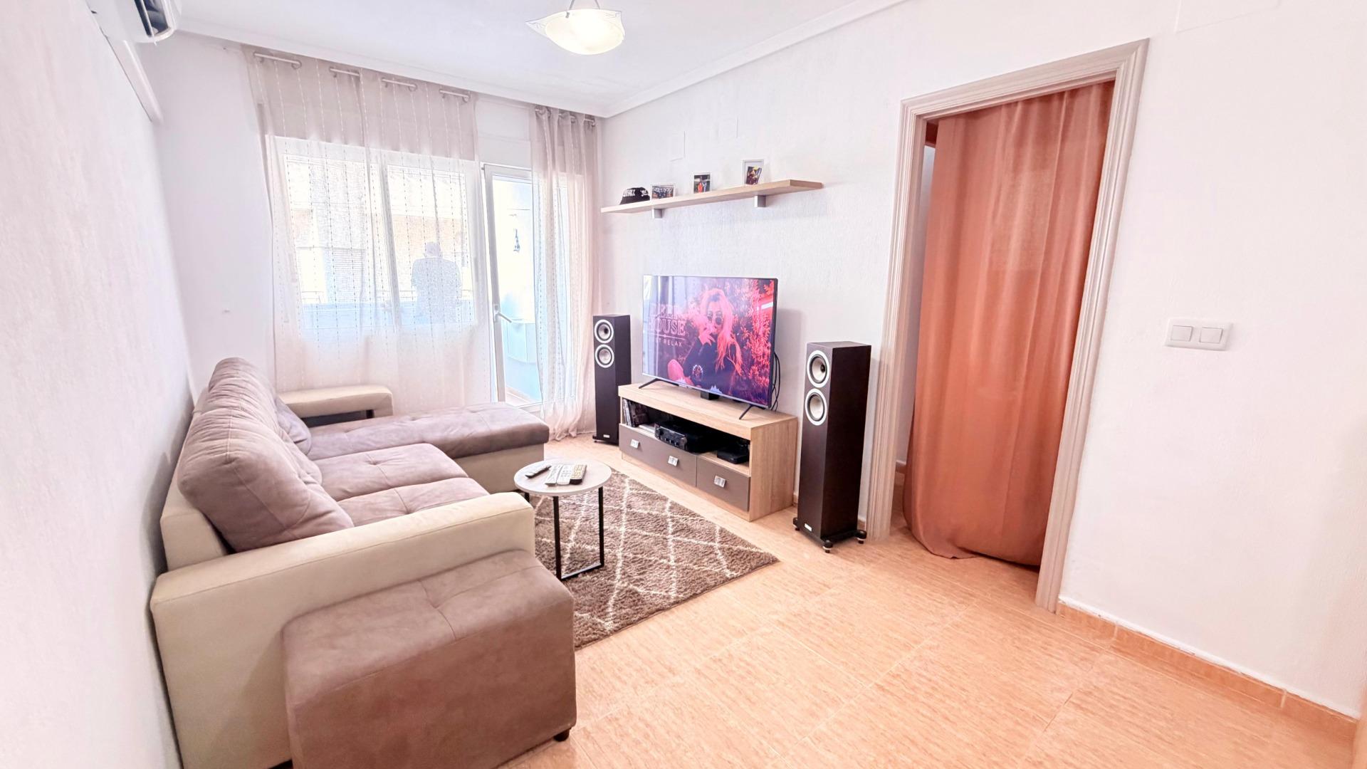 For sale - 2 Bedroom 1 Bathroom Apartment in Torrevieja - Centro - Muelle Pesquero  - Alicante