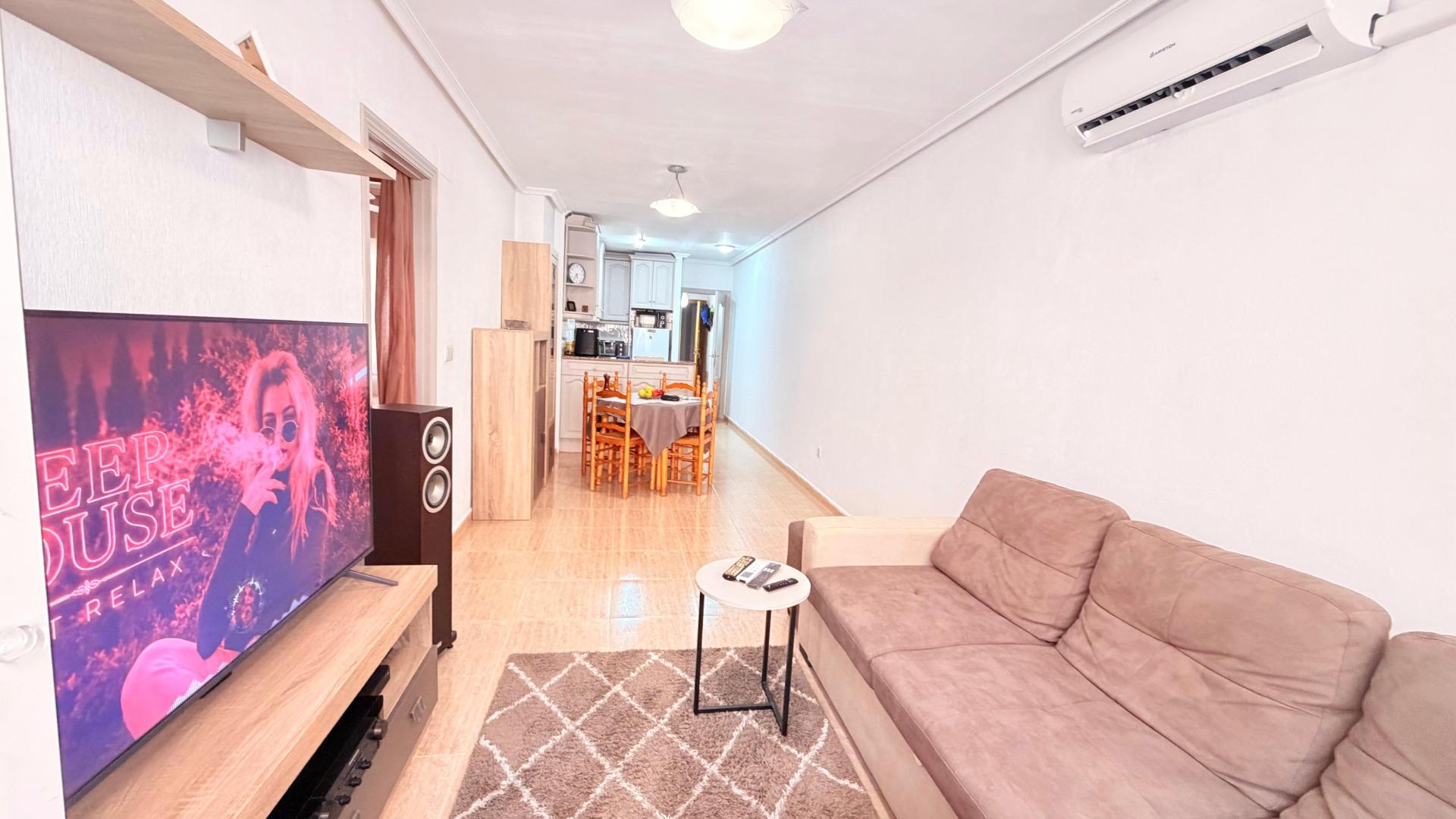For sale - 2 Bedroom 1 Bathroom Apartment in Torrevieja - Centro - Muelle Pesquero  - Alicante