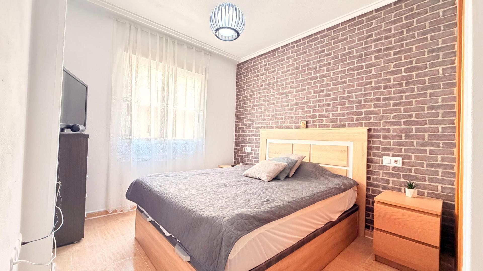 For sale - 2 Bedroom 1 Bathroom Apartment in Torrevieja - Centro - Muelle Pesquero  - Alicante