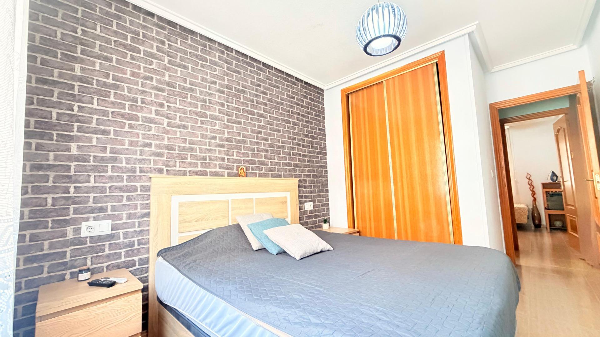 For sale - 2 Bedroom 1 Bathroom Apartment in Torrevieja - Centro - Muelle Pesquero  - Alicante