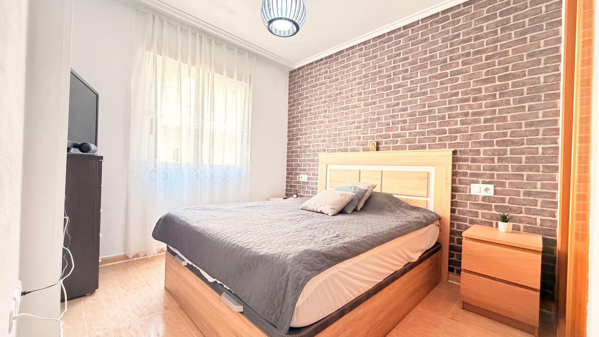 For sale - 2 Bedroom 1 Bathroom Apartment in Torrevieja - Centro - Muelle Pesquero  - Alicante