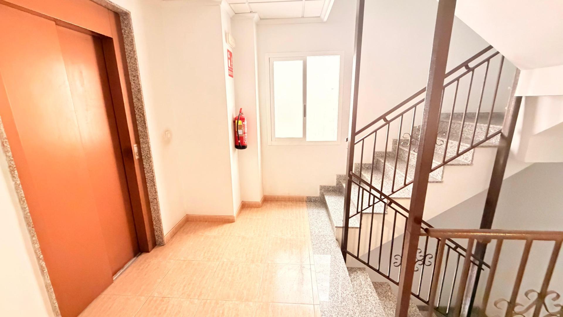 For sale - 2 Bedroom 1 Bathroom Apartment in Torrevieja - Centro - Muelle Pesquero  - Alicante