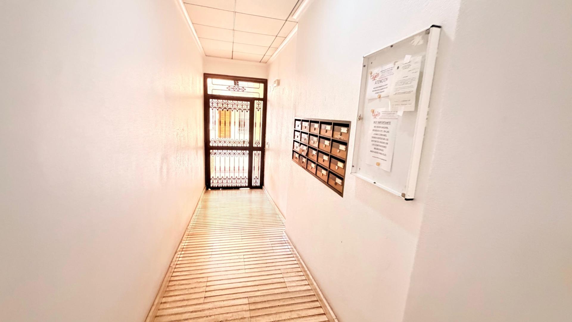 For sale - 2 Bedroom 1 Bathroom Apartment in Torrevieja - Centro - Muelle Pesquero  - Alicante