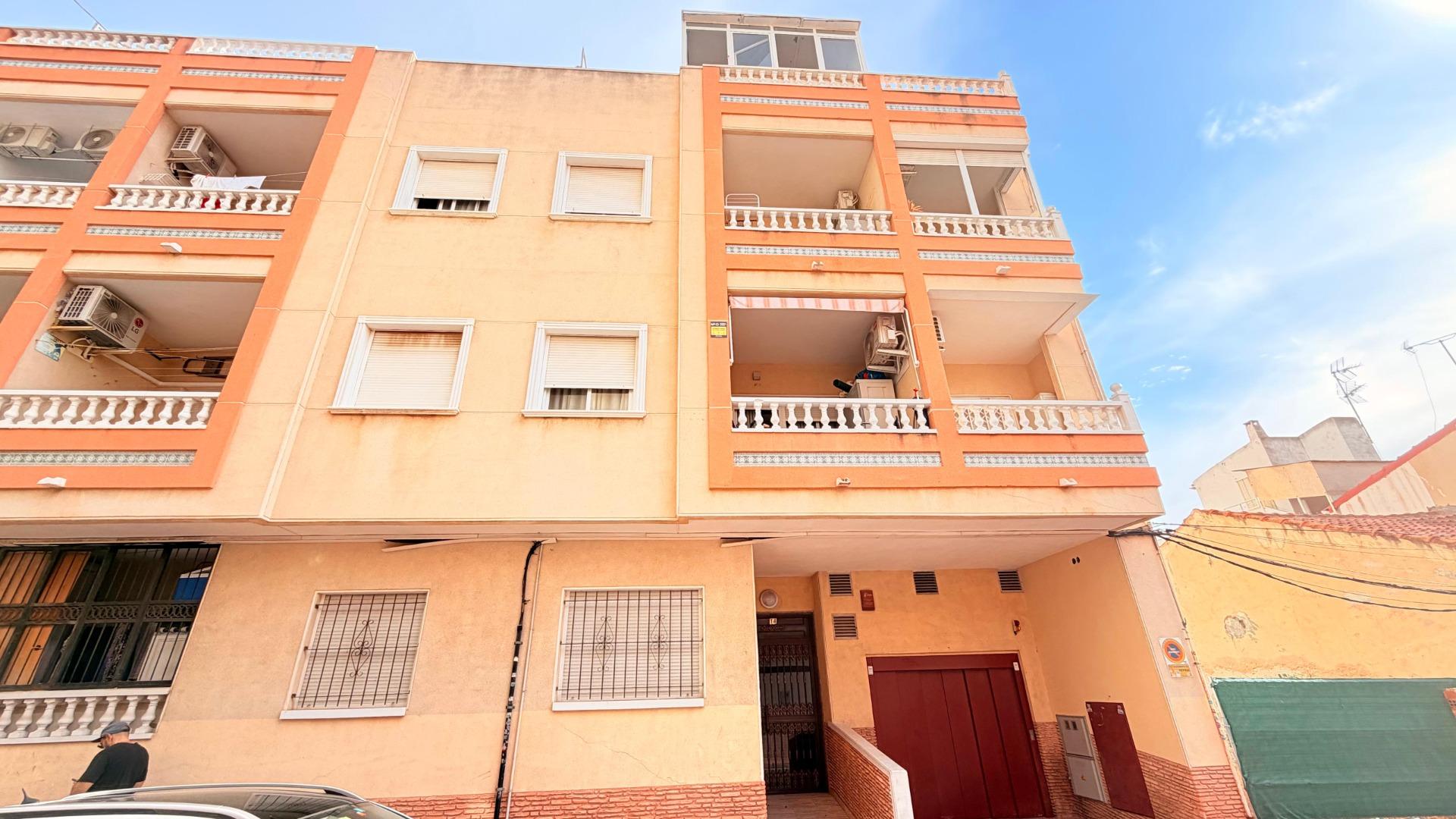 For sale - 2 Bedroom 1 Bathroom Apartment in Torrevieja - Centro - Muelle Pesquero  - Alicante