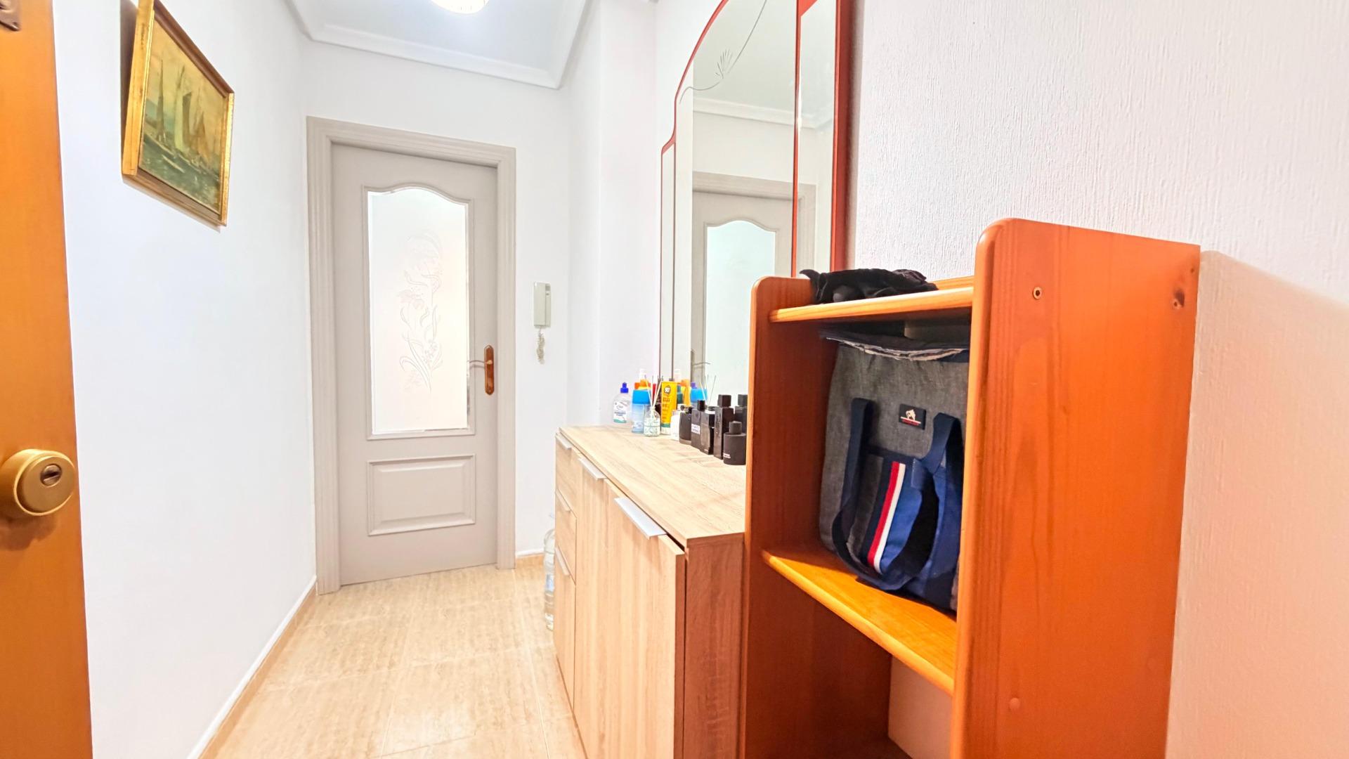 For sale - 2 Bedroom 1 Bathroom Apartment in Torrevieja - Centro - Muelle Pesquero  - Alicante