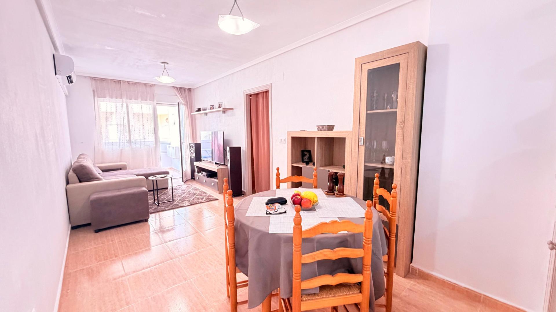 For sale - 2 Bedroom 1 Bathroom Apartment in Torrevieja - Centro - Muelle Pesquero  - Alicante