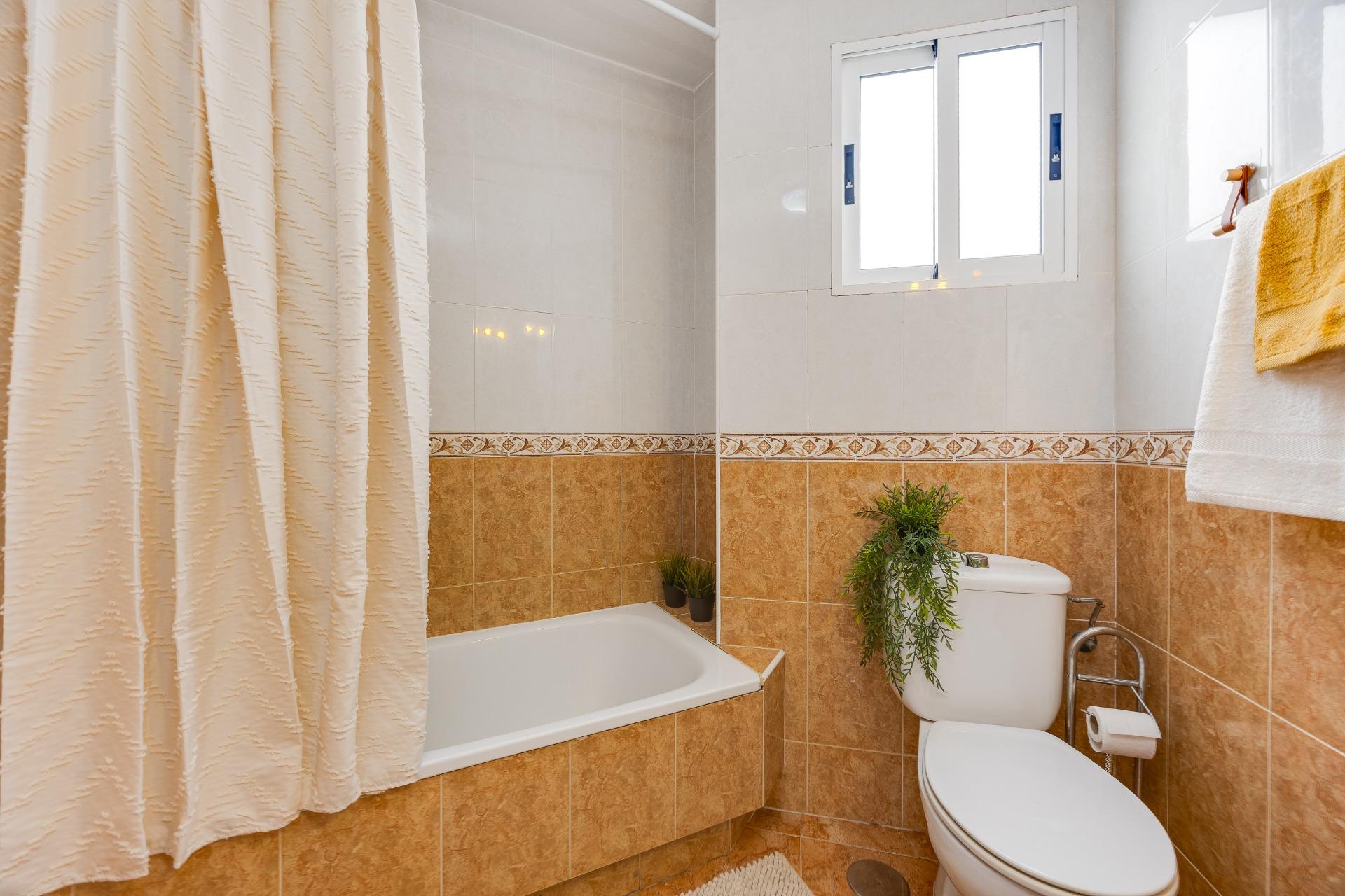 For sale - 2 Bedroom 1 Bathroom Apartment in Torrevieja - Centro  - Alicante