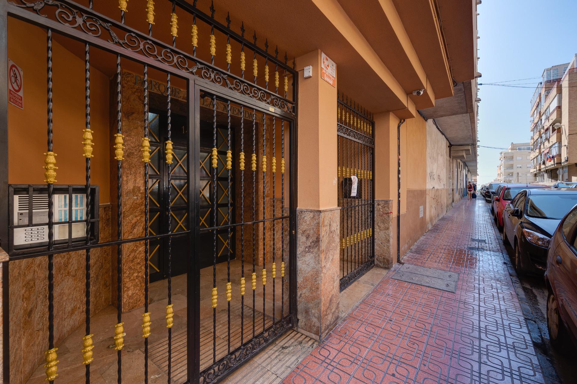For sale - 2 Bedroom 1 Bathroom Apartment in Torrevieja - Centro  - Alicante