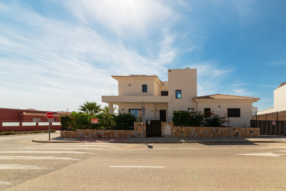 For sale - 4 Bedroom 3 Bathroom Villa in Los Montesinos - , Los Montesinos, Alicante, Spain - Alicante