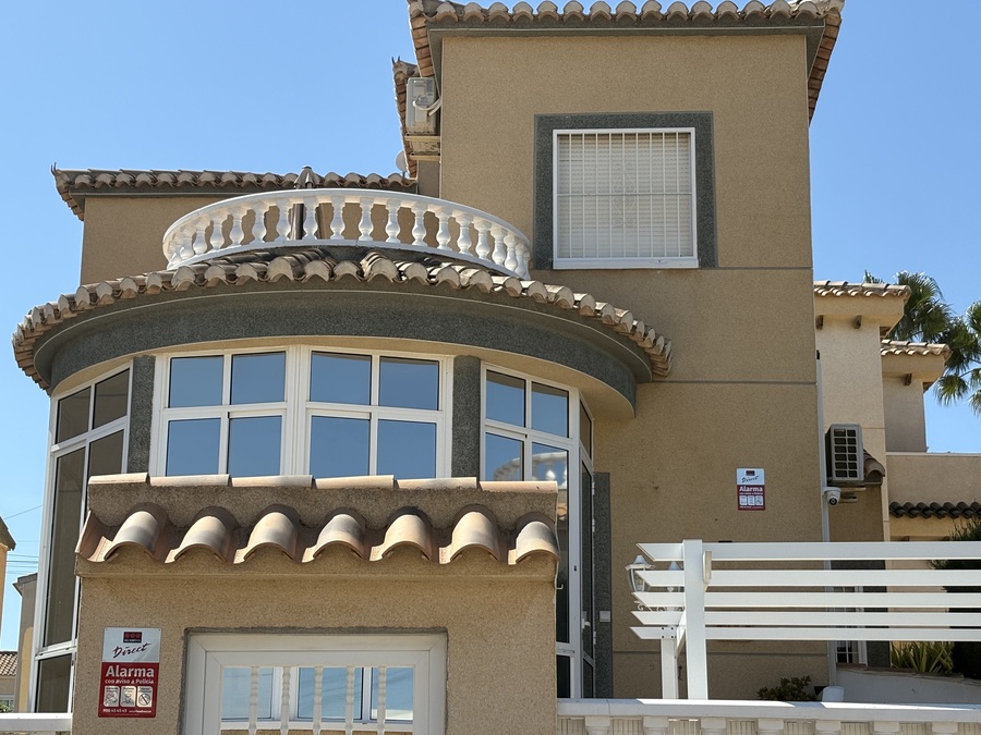 For sale - 3 Bedroom 2 Bathroom Detached Villa in Villamartin - , Villamartin, Alicante, Spain - Alicante