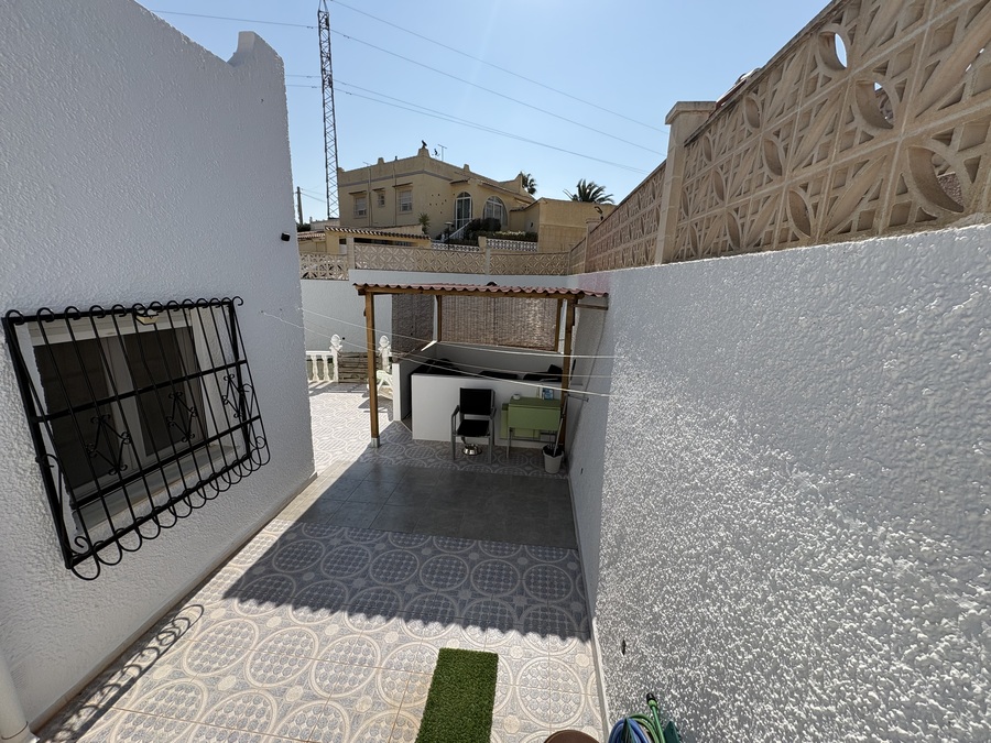 For sale - 2 Bedroom 1 Bathroom House in Villamartin - , Villamartin, Alicante, Spain - Alicante