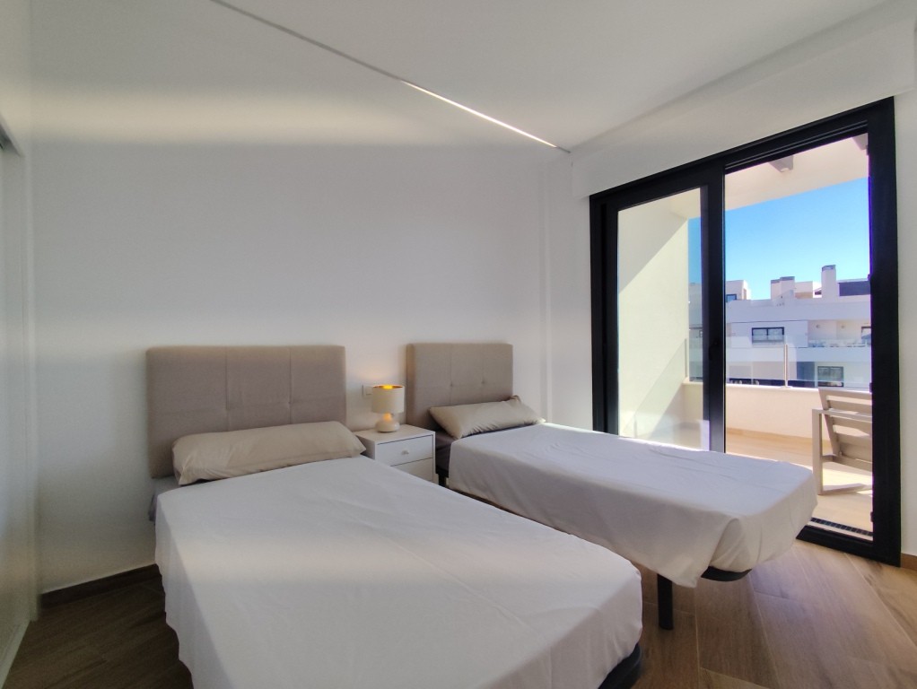 For sale - 3 Bedroom 2 Bathroom Penthouse in Villamartin - Villamartin  - Alicante