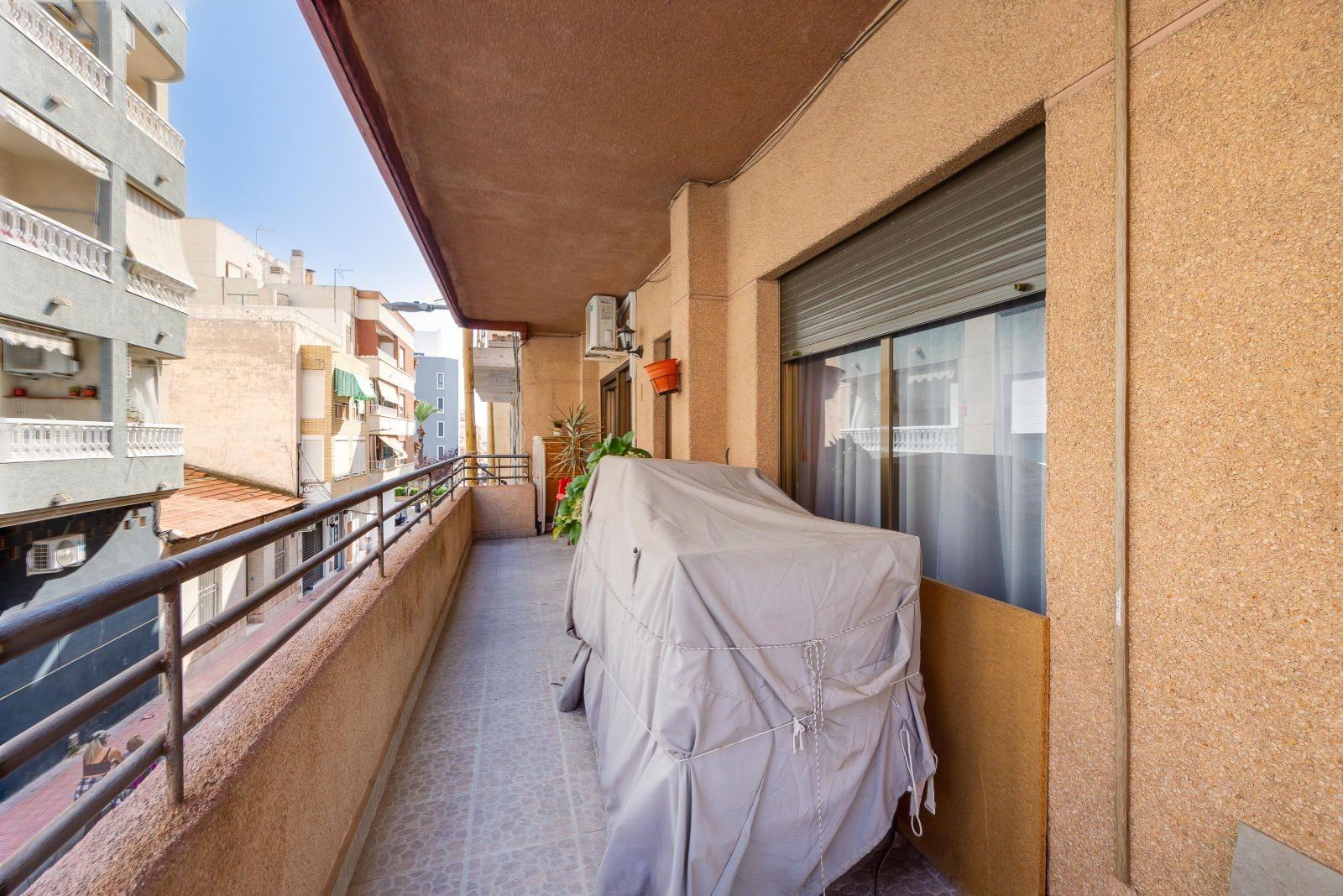 For sale - 5 Bedroom 2 Bathroom Apartment in Torrevieja - Centro  - Alicante