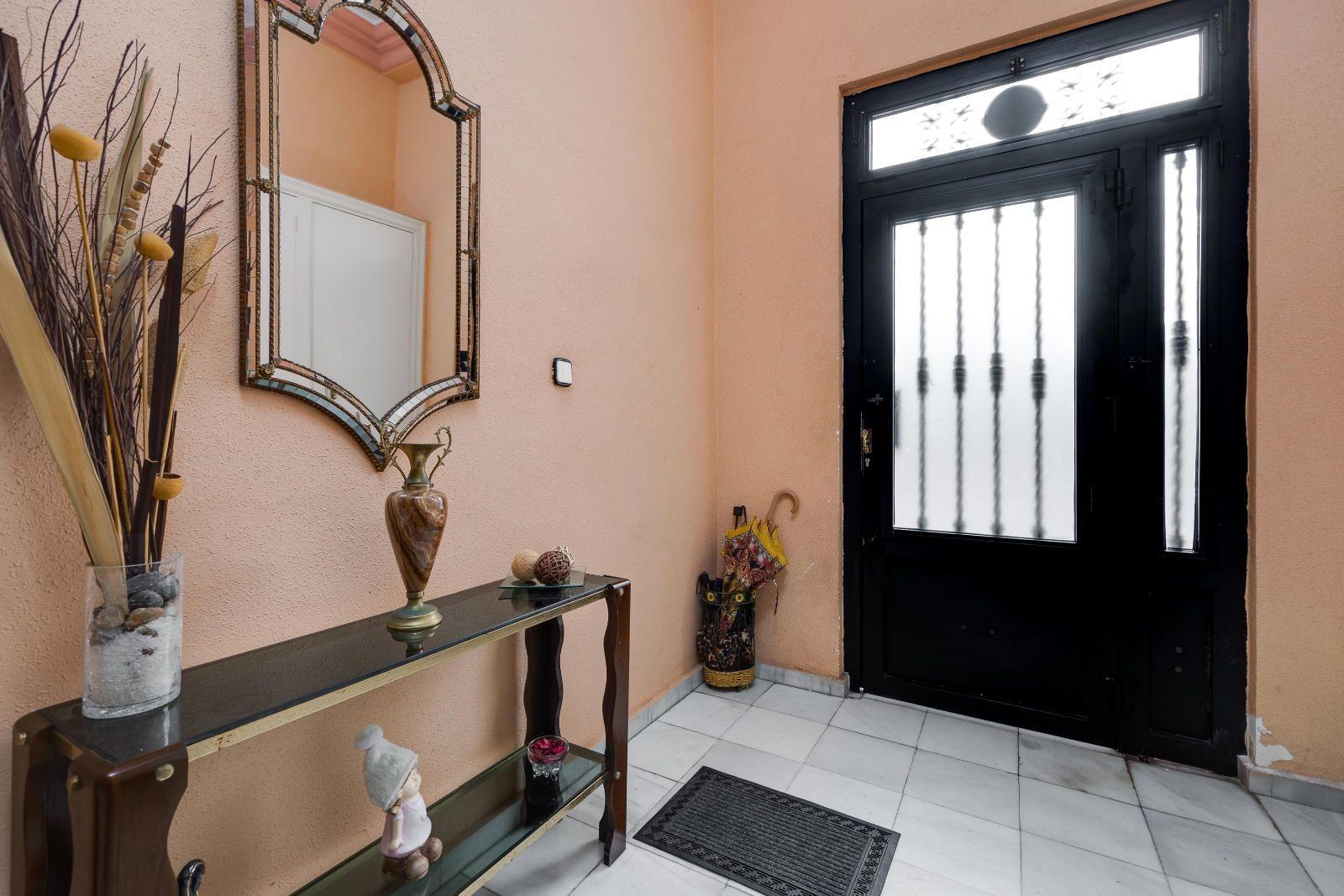 For sale - 5 Bedroom 2 Bathroom Apartment in Torrevieja - Centro  - Alicante
