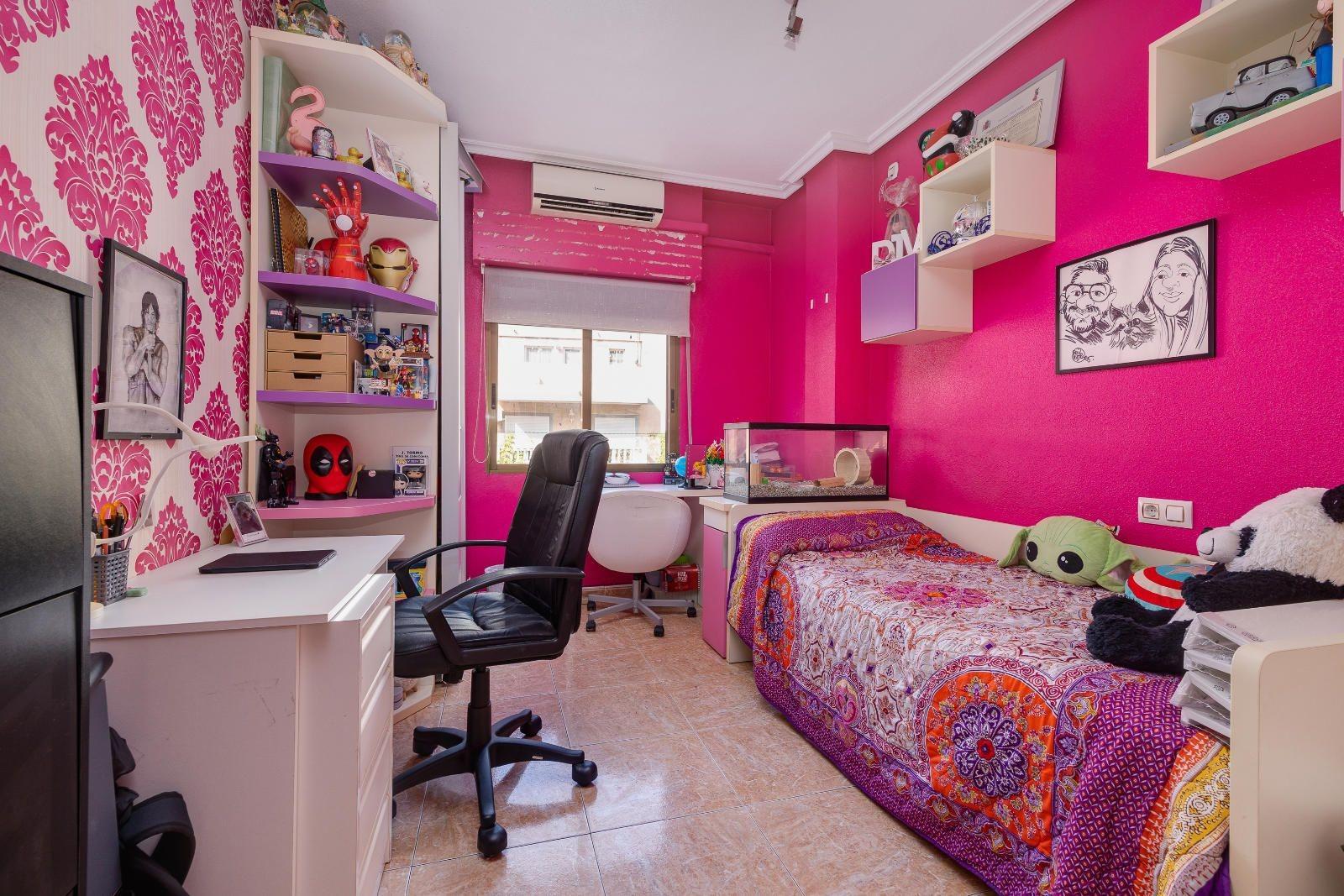 For sale - 5 Bedroom 2 Bathroom Apartment in Torrevieja - Centro  - Alicante