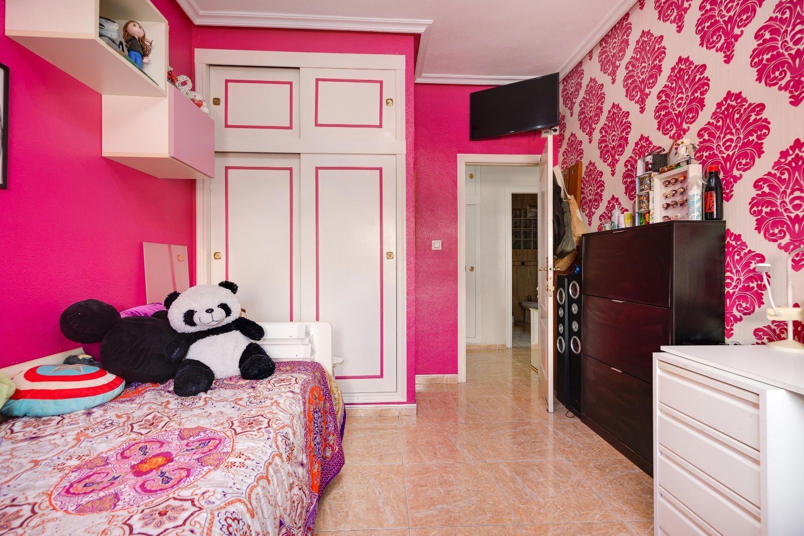 For sale - 5 Bedroom 2 Bathroom Apartment in Torrevieja - Centro  - Alicante