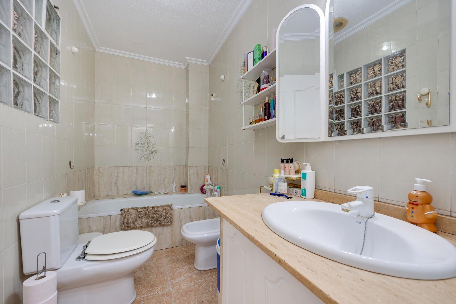 For sale - 5 Bedroom 2 Bathroom Apartment in Torrevieja - Centro  - Alicante