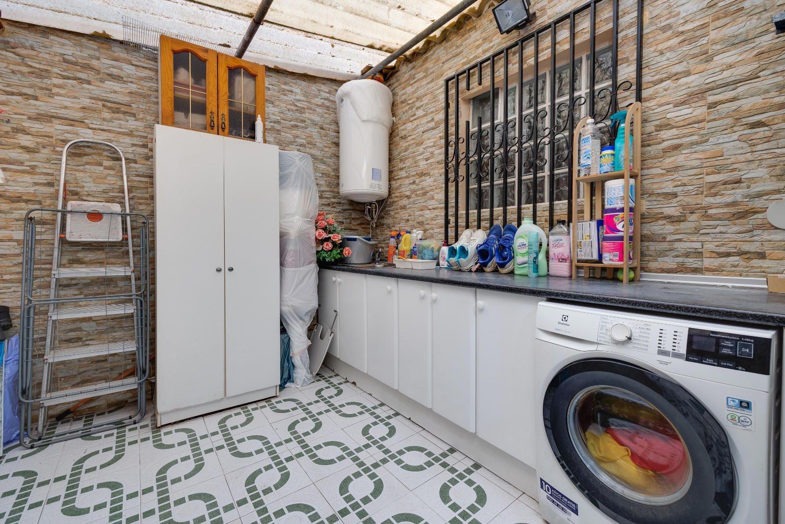 For sale - 5 Bedroom 2 Bathroom Apartment in Torrevieja - Centro  - Alicante