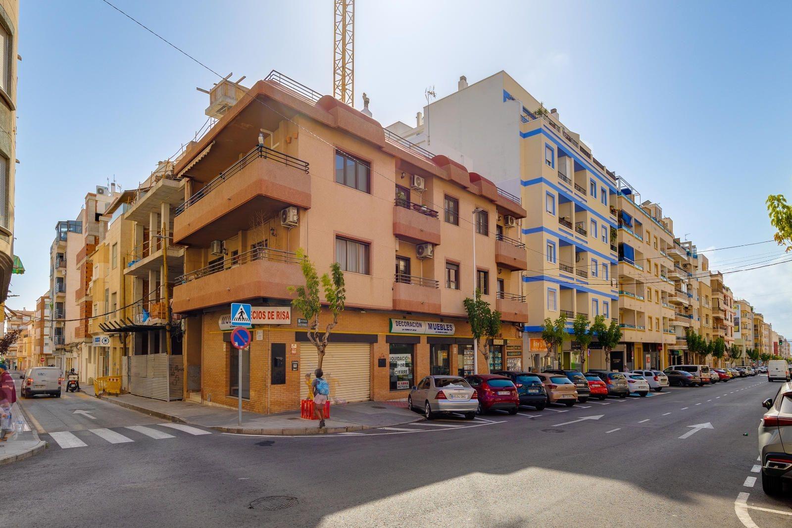 For sale - 5 Bedroom 2 Bathroom Apartment in Torrevieja - Centro  - Alicante