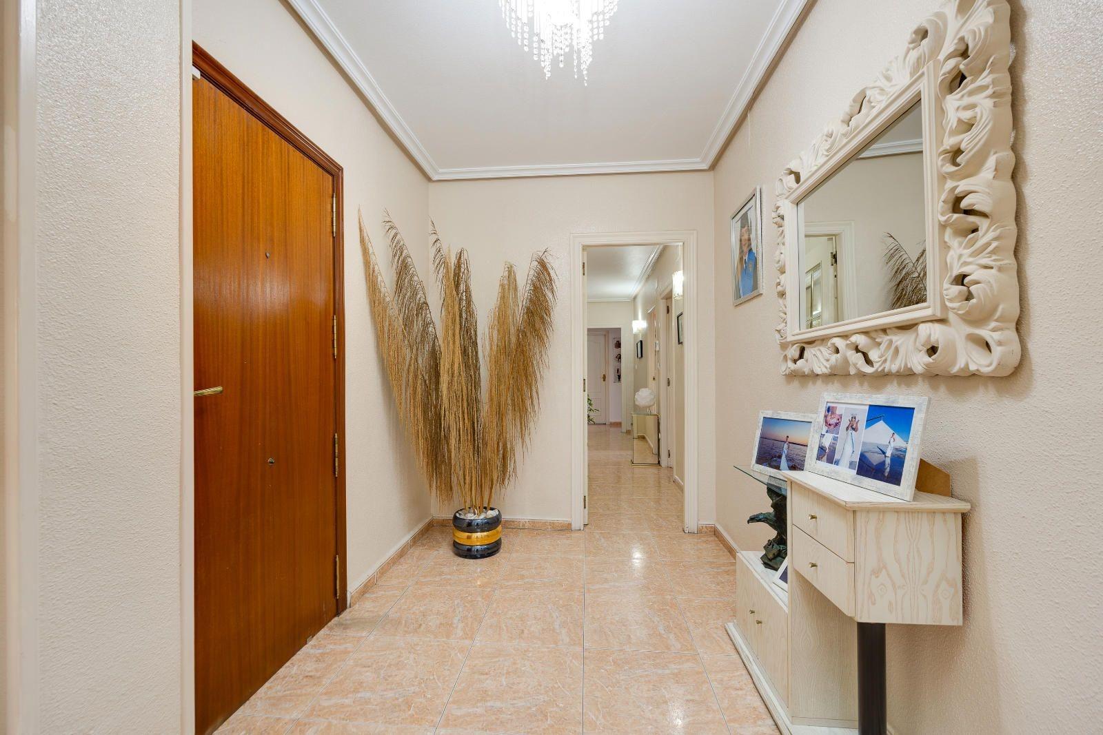 For sale - 5 Bedroom 2 Bathroom Apartment in Torrevieja - Centro  - Alicante