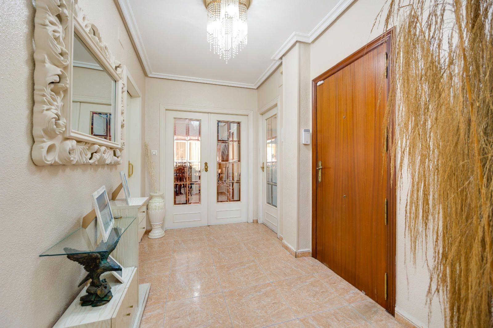 For sale - 5 Bedroom 2 Bathroom Apartment in Torrevieja - Centro  - Alicante