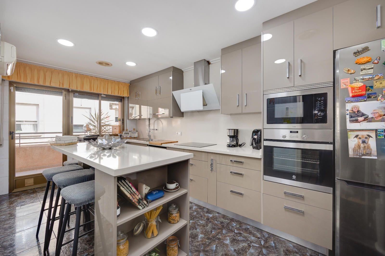 For sale - 5 Bedroom 2 Bathroom Apartment in Torrevieja - Centro  - Alicante