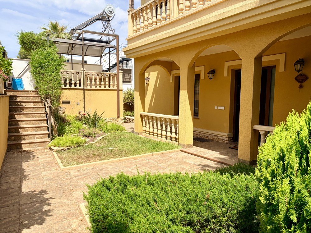 For sale - 3 Bedroom 2 Bathroom Villa in Orihuela Costa - Costa Blanca  - Alicante