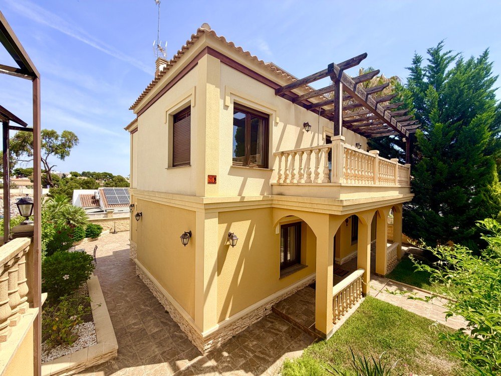 For sale - 3 Bedroom 2 Bathroom Villa in Orihuela Costa - Costa Blanca  - Alicante