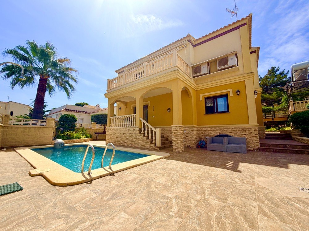 For sale - 3 Bedroom 2 Bathroom Villa in Orihuela Costa - Costa Blanca  - Alicante