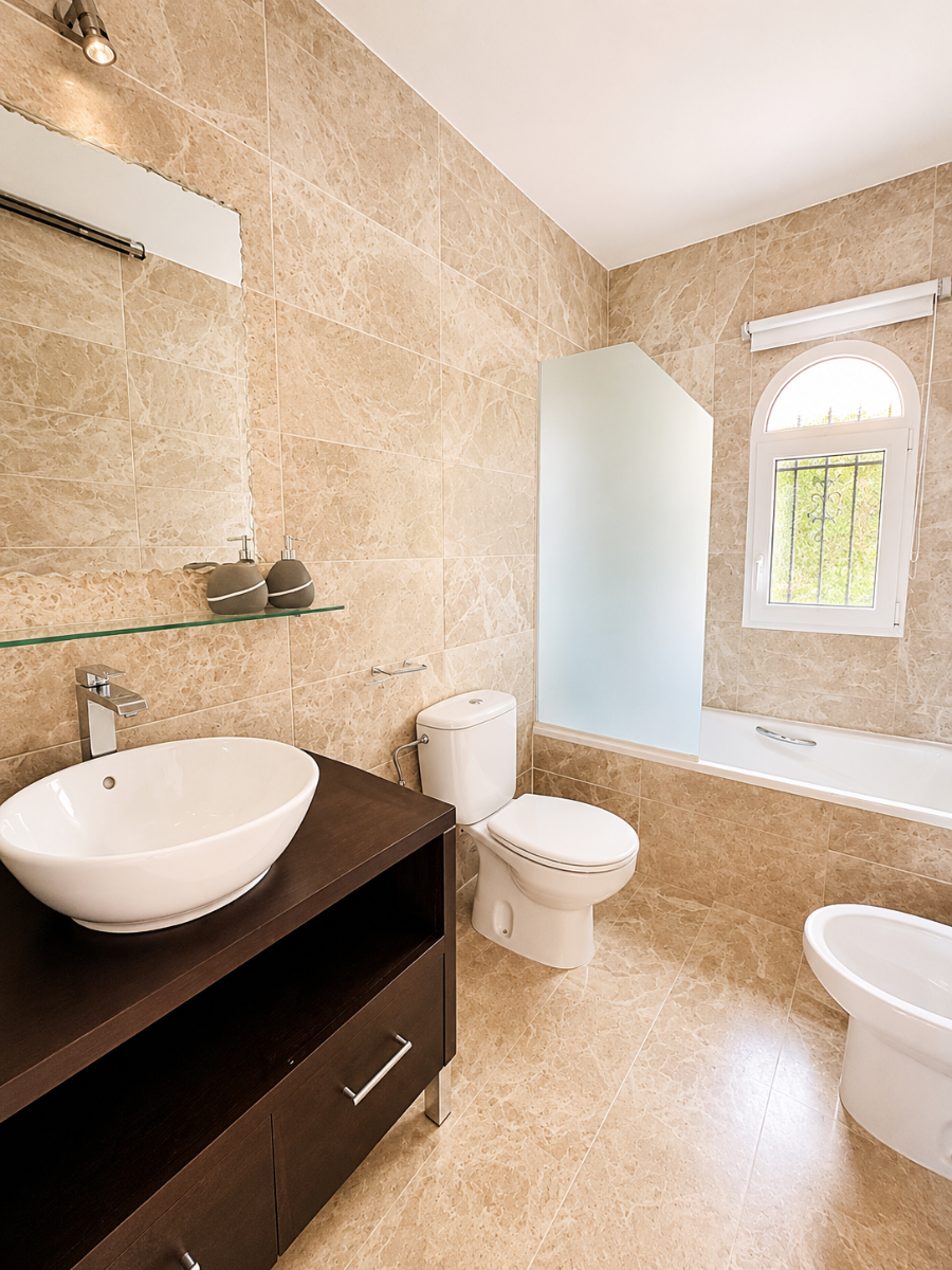 For sale - 5 Bedroom 3 Bathroom Villa in Orihuela Costa - Costa Blanca  - Alicante