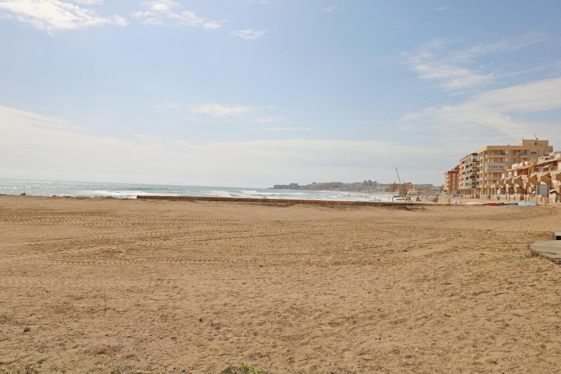 For sale - 3 Bedroom 1 Bathroom Apartment in Torrevieja - La Mata Pueblo  - Alicante