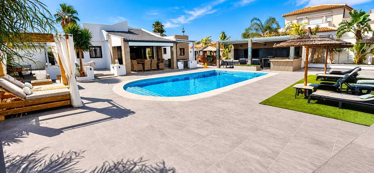 For sale - 5 Bedroom 3 Bathroom Villa in Torrevieja, San Luis - Costa Blanca  - Alicante