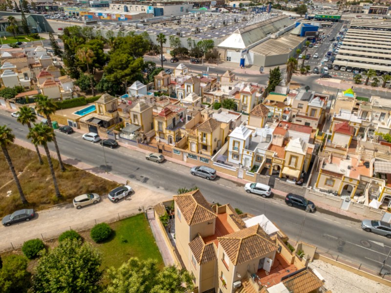 For sale - 3 Bedroom 1 Bathroom Town House in Torrevieja - Costa Blanca  - Alicante